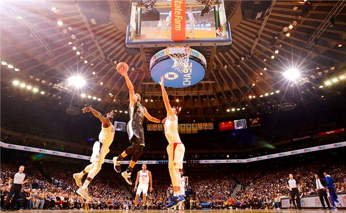 雷速APP-广东队险胜快船，库里扛起全队